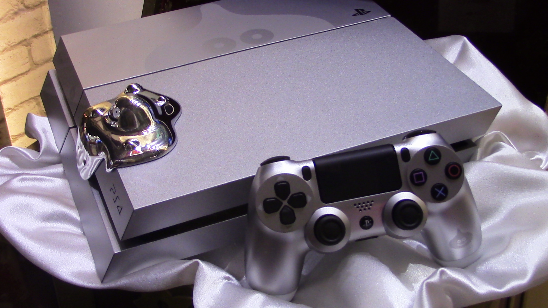 Gümüş Renkli PlayStation 4